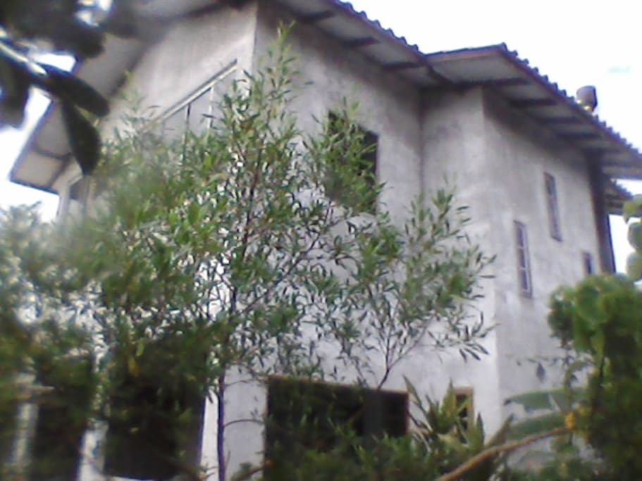 Casa com 2 pisos..varanda e sacada..!