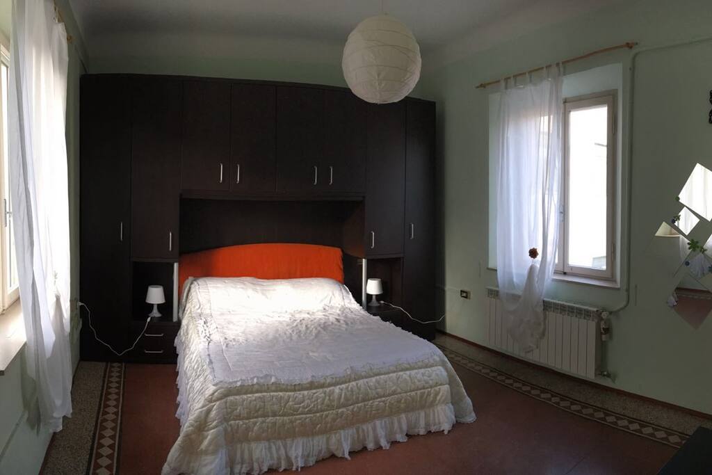 Camera da letto matrimoniale, molto luminosa e areata.