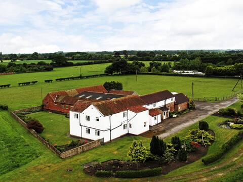 Deighton Lodge York - Luxury Farmhouse Sleeps 26