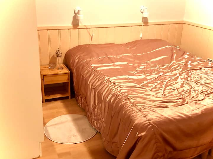 El dormitorio de arriba tiene dos camas que se pueden combinar. Y un armario.