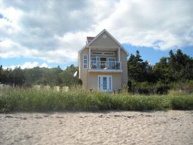 Bay of Fundy Oceanfront Retreat gallery image 3