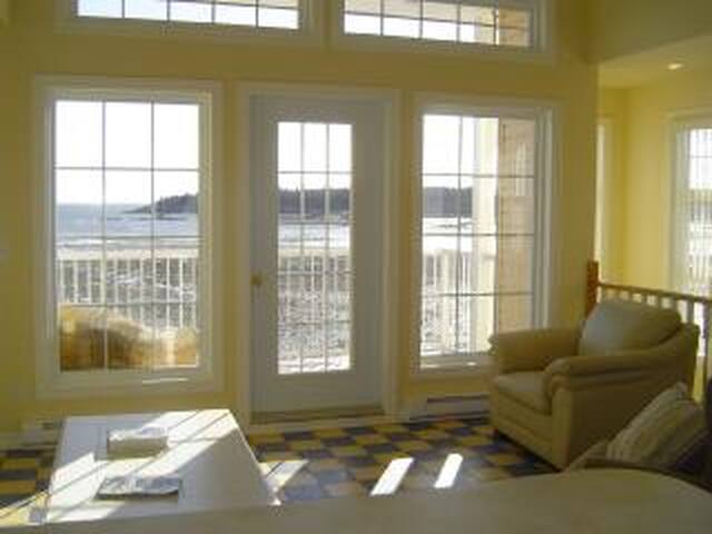 Bay of Fundy Oceanfront Retreat gallery image 4