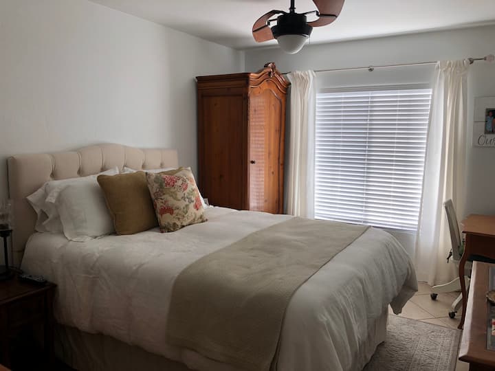 غرفة نوم تضم سرير كوين