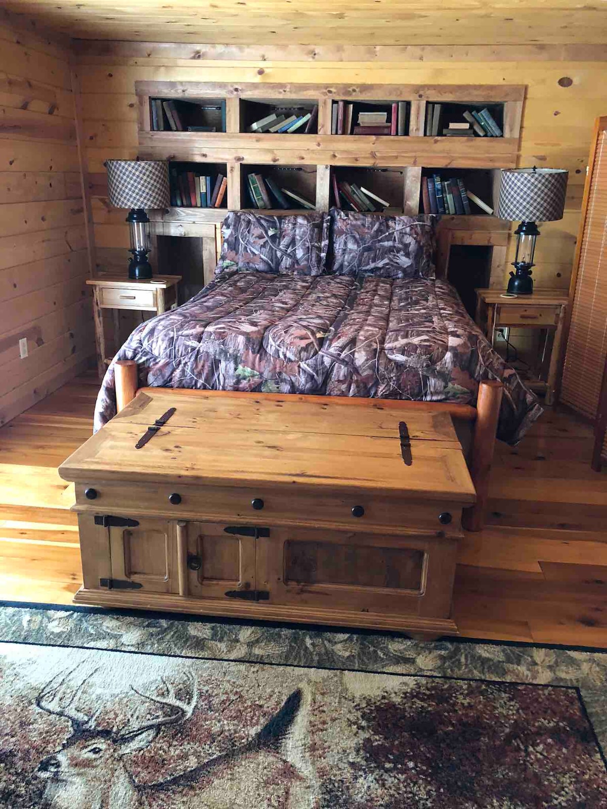 楼上卧室标准双人床