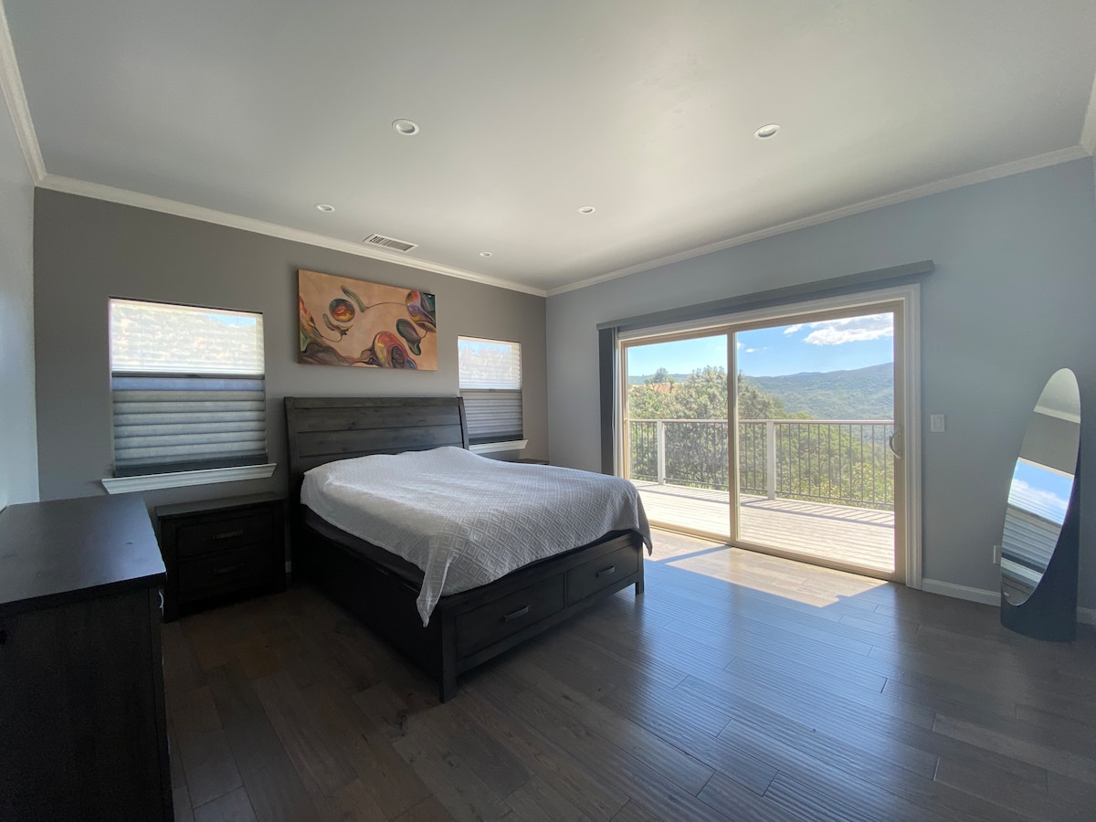 Hoofdslaapkamer 1 met een douchebadkamer