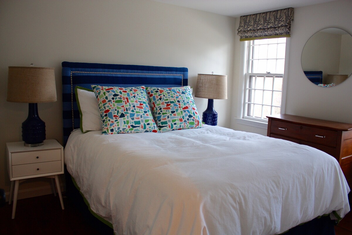 Chambre invité, lit queen. Literie et draps neufs de l'hôtel.