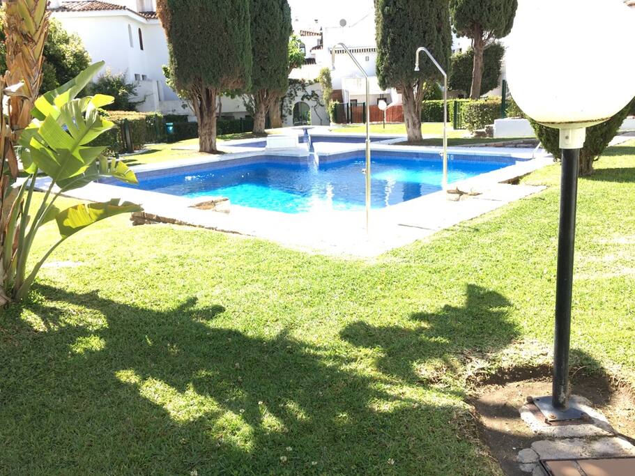 Piscinas y jardines