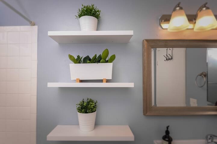 2 Bd 2bth- Blue Agate- 1.5 Blk to Beach Nice Clean gallery image 2