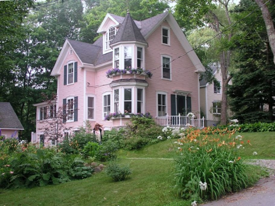 Bright Classic Victorian Home Houses for Rent in Camden, Maine