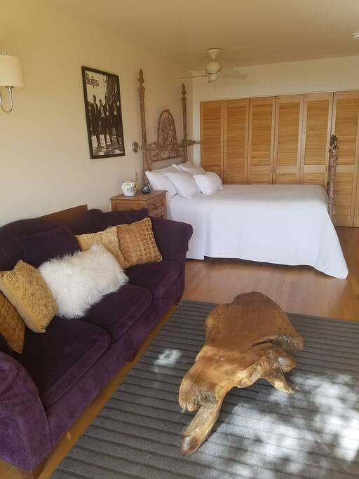 sitting area and queen bed