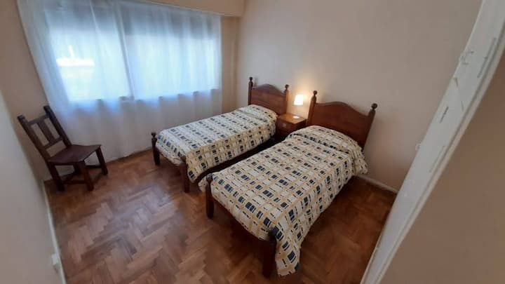 Camera da letto con ampio cartello