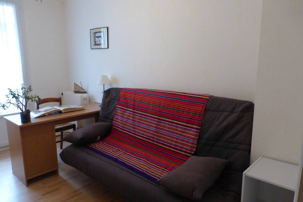 Une chambre avec clic clac et bureau avec Balcon.