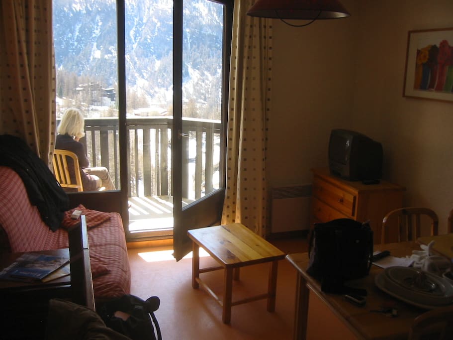 salle avec balcon donnant sur la vallée