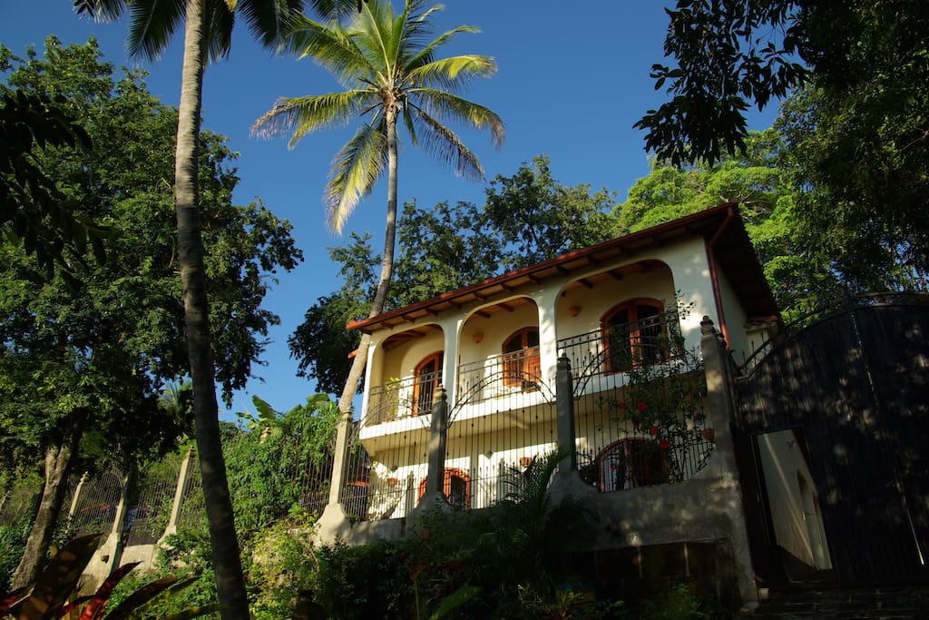 LAGUNA DE APOYO 2 STORY GUEST HOUSE Bed and breakfasts for Rent in