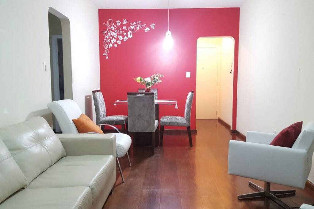 O amplo espaço da sala.