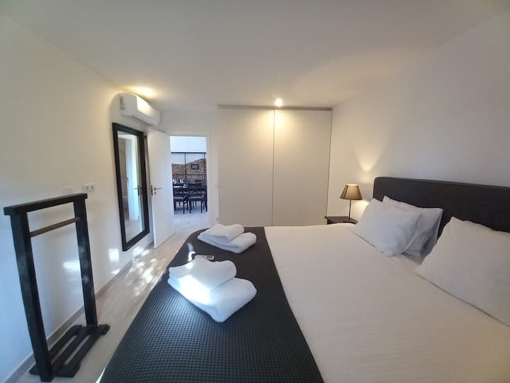 Spálňa, manželská posteľ 180 cm * 200cm.
Elektrické žalúzie na okne spálne, 100% zatemnenie. 
Všetky okná vášho bytu majú sieťku proti komárom.