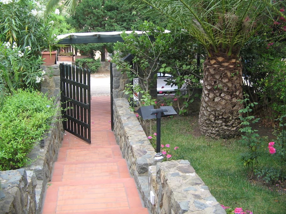 Ingresso su giardino privato