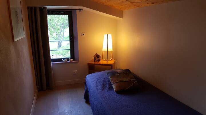 Ერთი ადამიანისთვის საძინებელი 8 მ ² ზემოთ