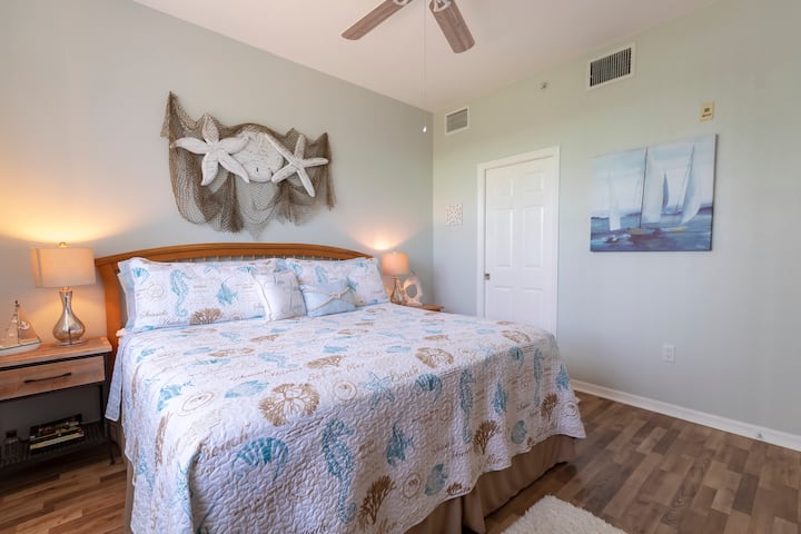 Მთავარი საძინებელი ტელევიზორითა და საკაბელოთი. Მიმაგრებული მთავარი სააბაზანო და დიდი შესასვლელი კარადა.