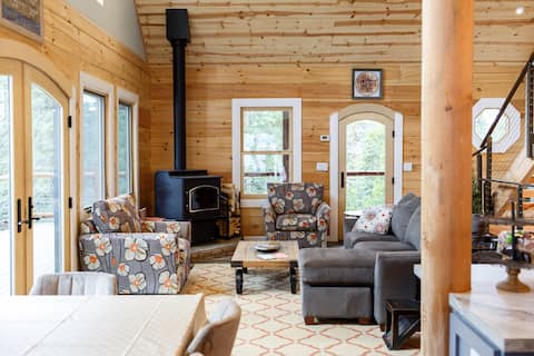 Top performing Airbnb: Private 2+ acres. 1 mile to lake. Trail access. in Kings Beach