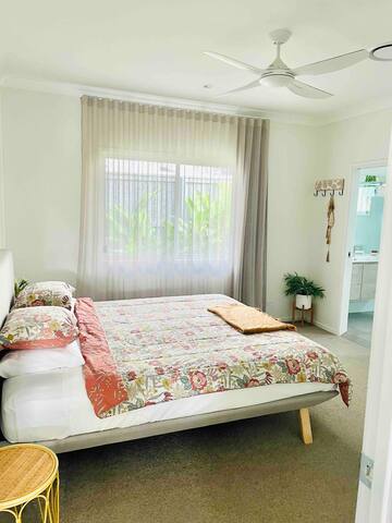 Coastal & Cool… 4 Bedroom Home with Magnesium Pool gallery image 5