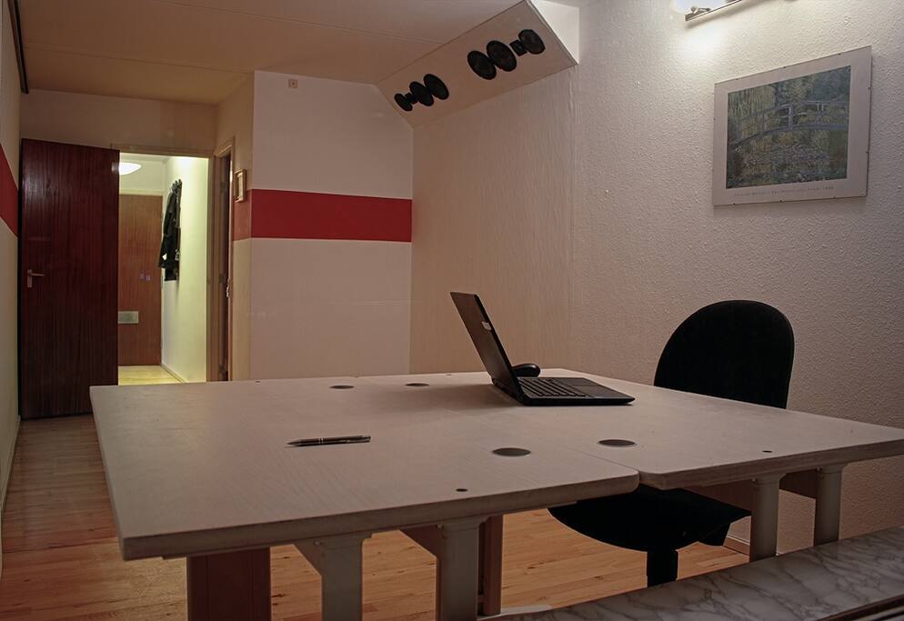 The extra room with bed & desk