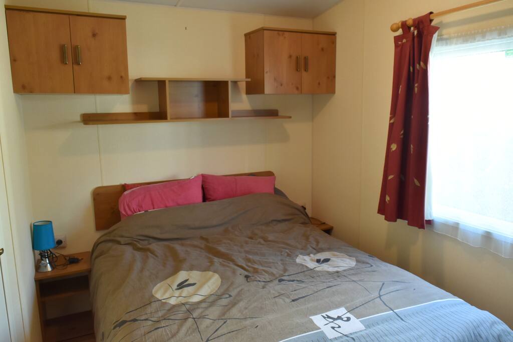 Chambre lit double avec de nombreux rangements