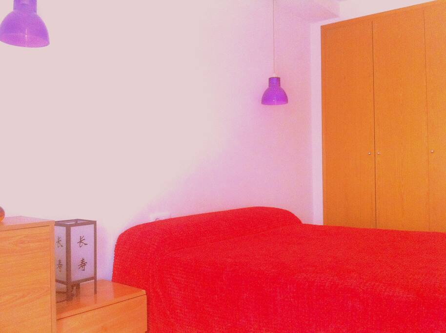 Habitación con armarios empotrados y cajoneras