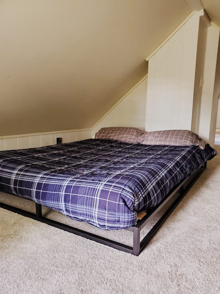 Hapësirë argëtuese e fshehur me krevat të plotë platforme dhe televizor të vogël me ekran të sheshtë. Dhoma ka një hyrje më të vogël pa derë, por ende ofron privatësi. Fantastike për fëmijët! 