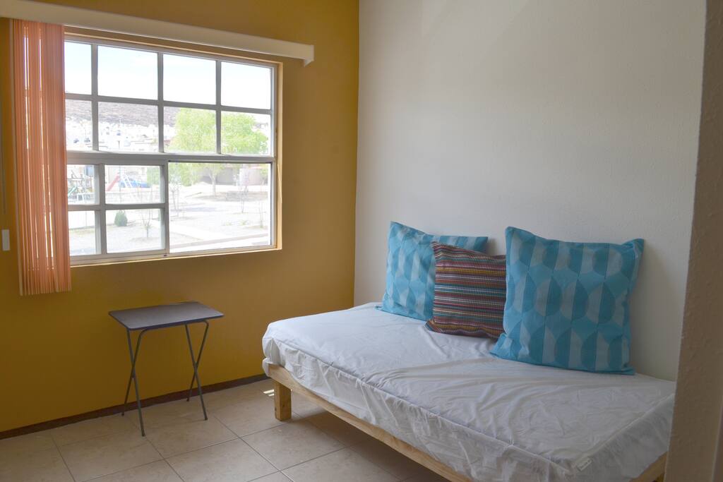 Estancia con cama individual.