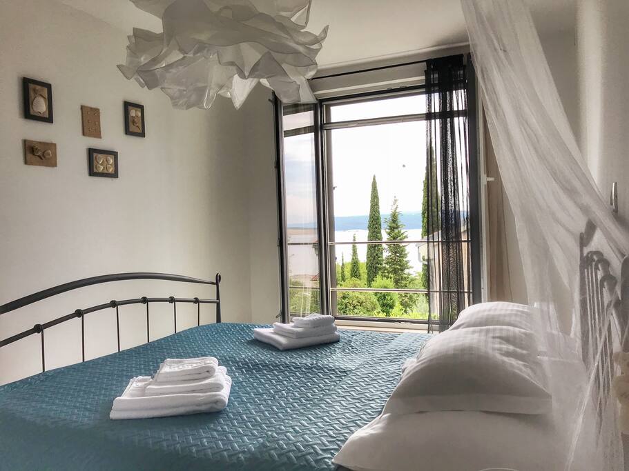 Room 2 - bed size 180 cm x 200 cm