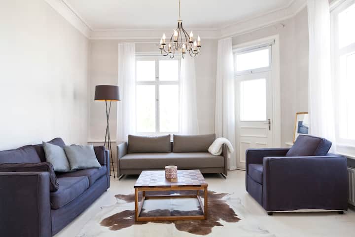 Მისაღები ოთახი  - ყავისფერი დივანი არის ხარისხიანი გასაშლელი დივანი -