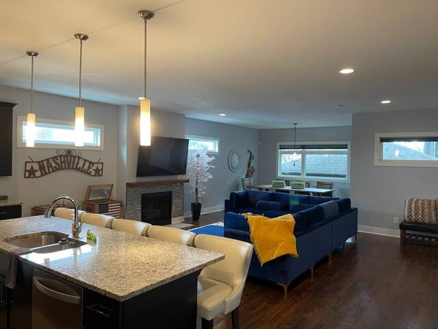 Downtown View Roof Deck*Sleeps 12*1.5 to Broadway gallery image 5