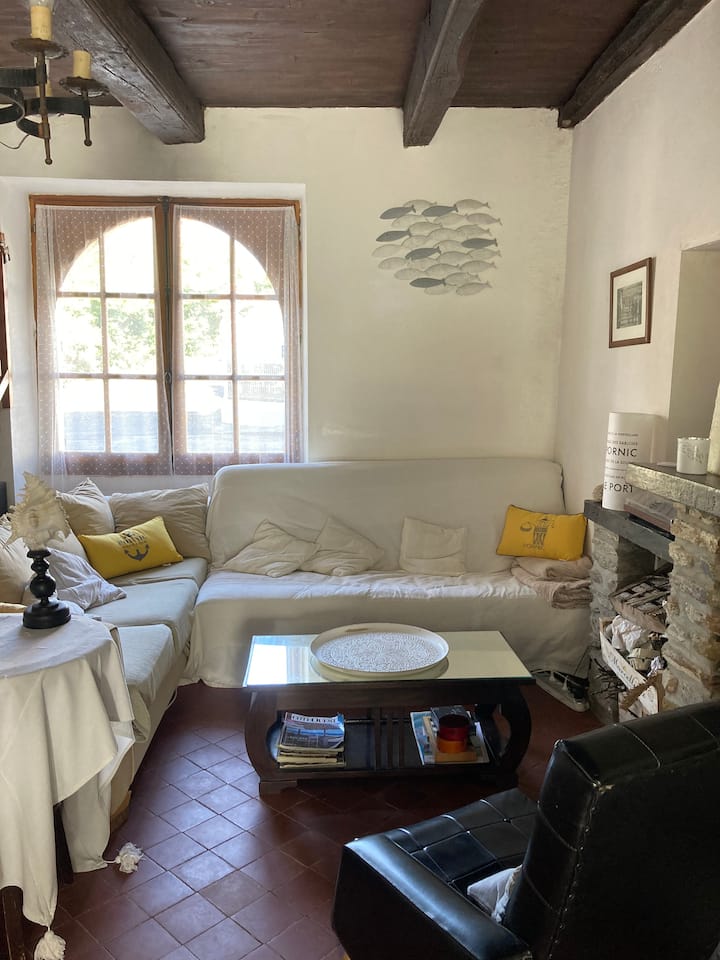 พื้นที่นั่งเล่นและโซฟา 2 ตัว 