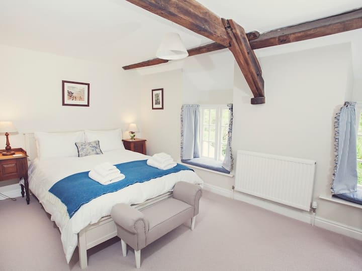 Lovely king-size bedroom