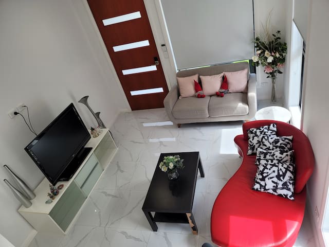 Luxury New 5 Bedroom 3 Bathroom+ Study/ Back Yd gallery image 3