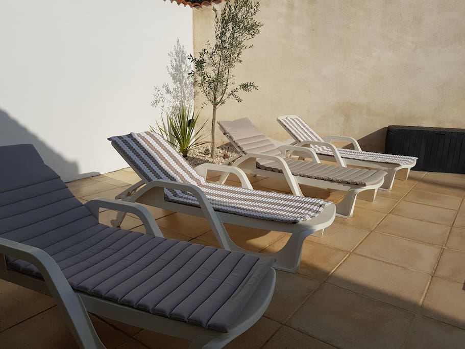 Casa Vanilla Grande - L'espace Piscine avec ses bains de soleil