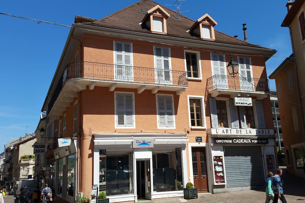 La façade donnant sur la place Carnot