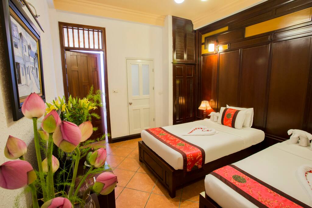 Cozy room with twin bed