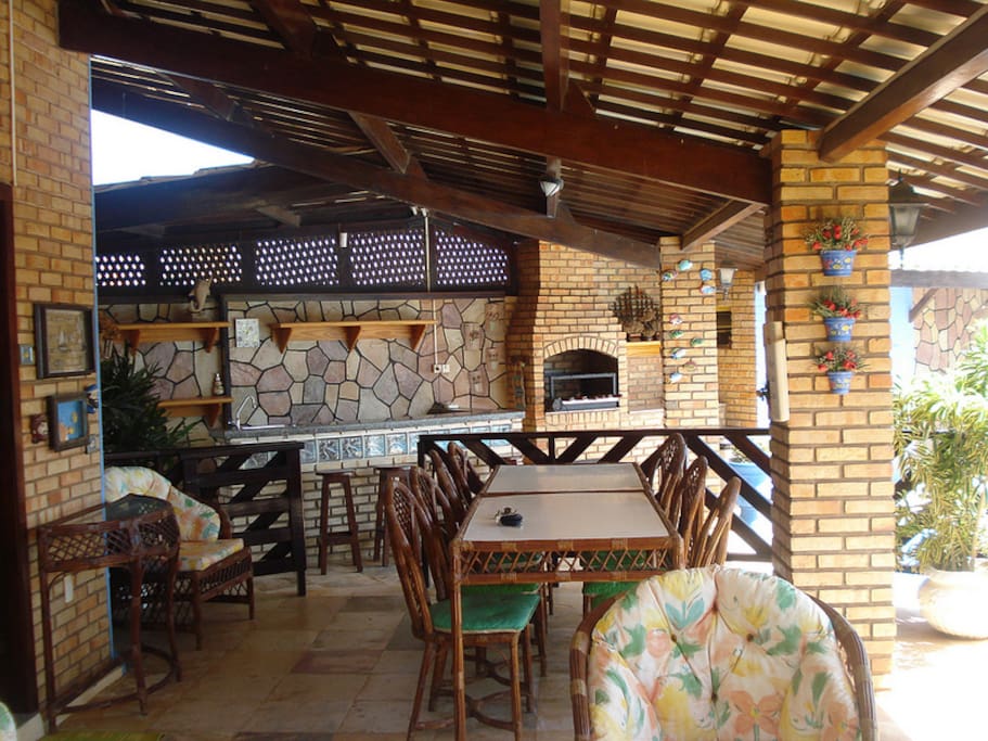 ÁREA DE LAZER.DESCANSO E BAR\CHURRASQUEIRA AO FUNDO