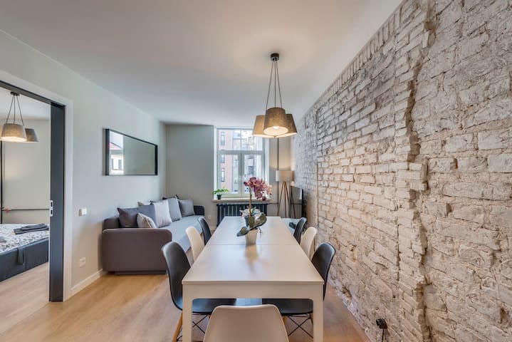 Rare in the heart of Old Town – BLACK & WHITE