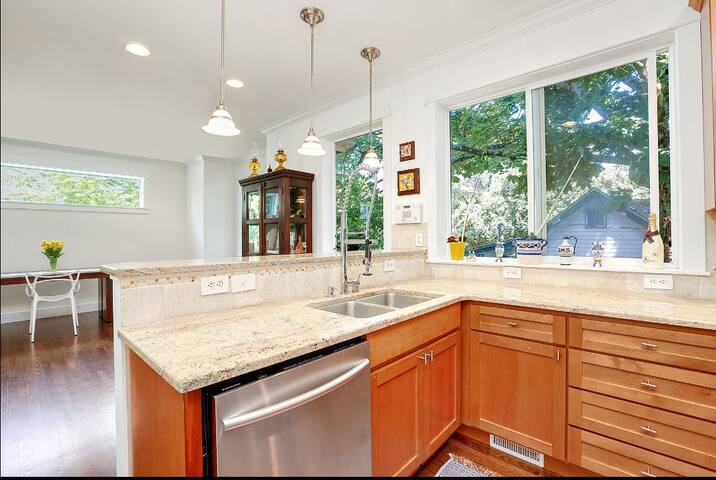 Madison Park House – Ideal for Tech Professionals gallery image 5