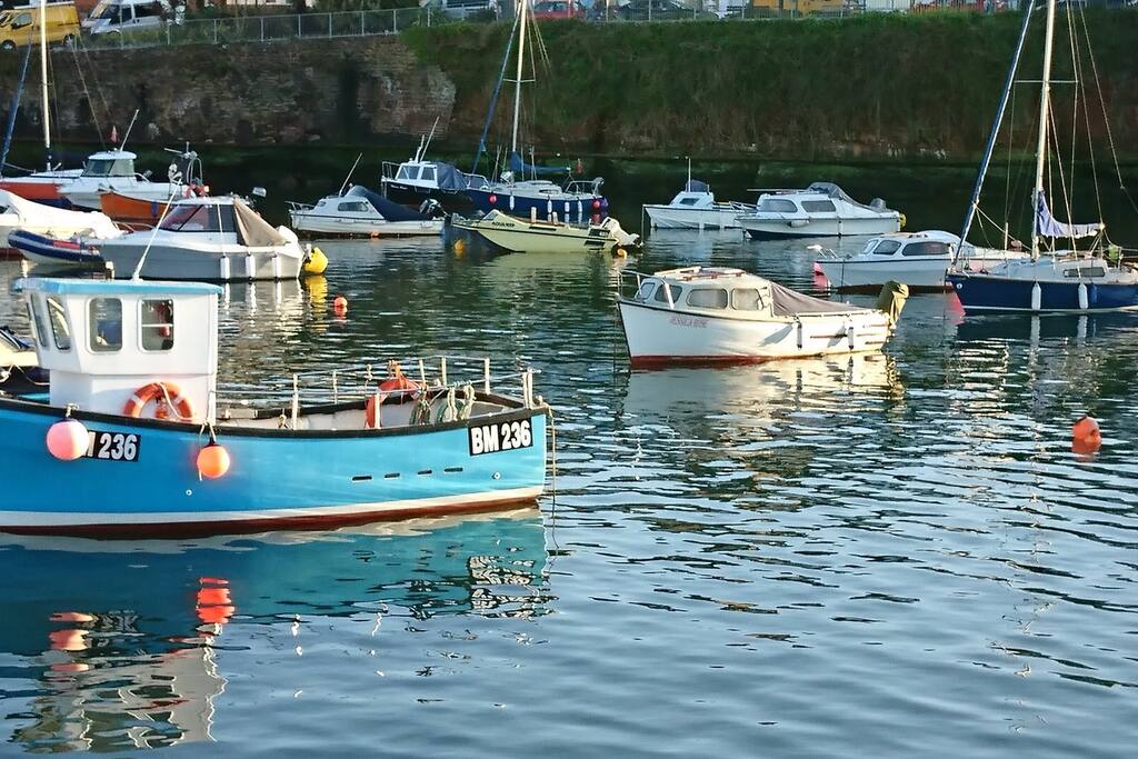 The harbour can be reached in less than two minutes