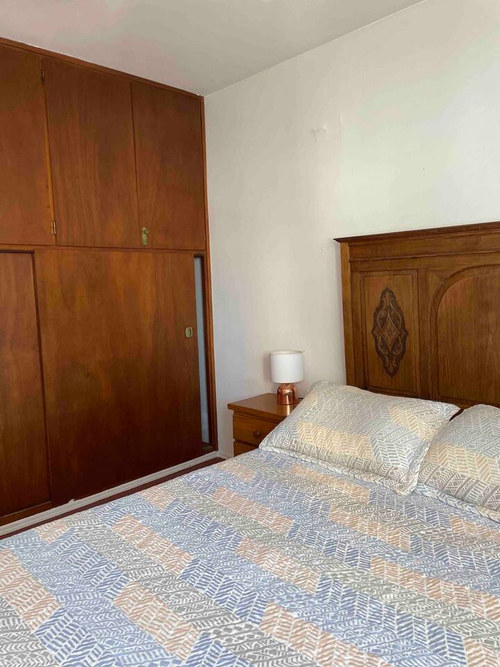 Chambre principale avec de bons placards et linge de maison