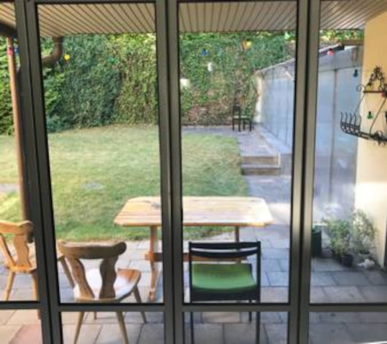 Blick auf unseren Wintergarten. Wintergarten und Garten dürfen gerne mitverwendet werden. Lädt zum Frühstücken oder Abendessen ein // The view from our conservatory. Both can be used. Fits perfect for a breakfast or dinner.