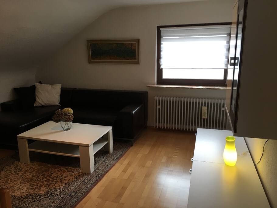 Das Schlafzimmer verfügt über ein 1,40m breites Bett, Kleiderschrank, Sofa.