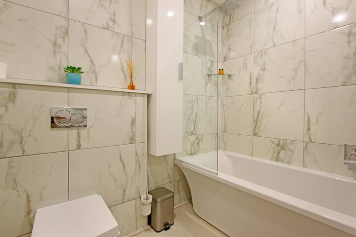 Oceans View Sleek penthouse with coastal feel gallery image 5