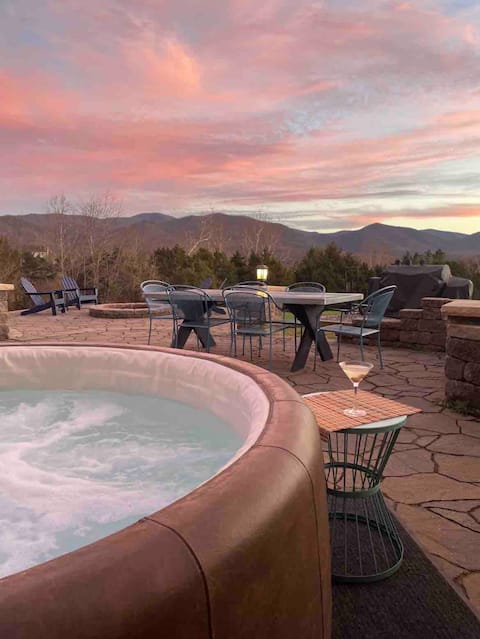 Large Luxury Mountain Home: Hot Tub~Fire-pit~Wi-Fi