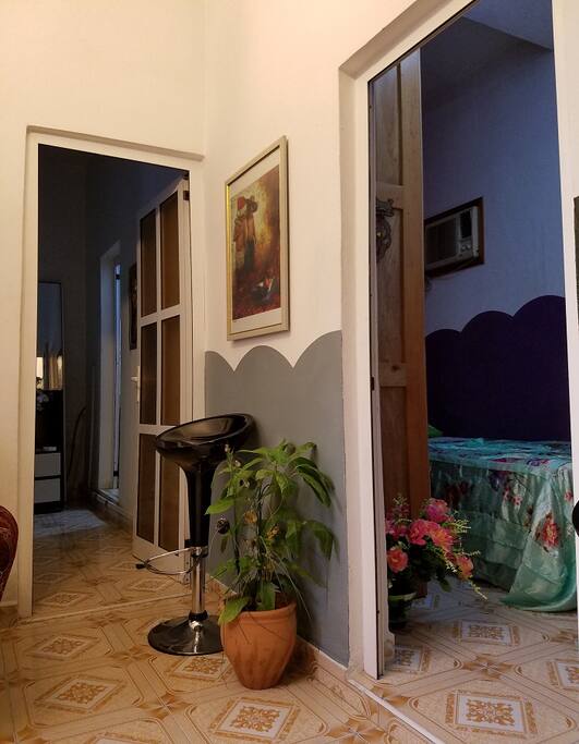 COLINDAN SUS CUARTOS PARA QUE USTED PUEDA MANTENER SU CONTACTO Y LA VISTA SI VIENE CON SUS HIJOS.