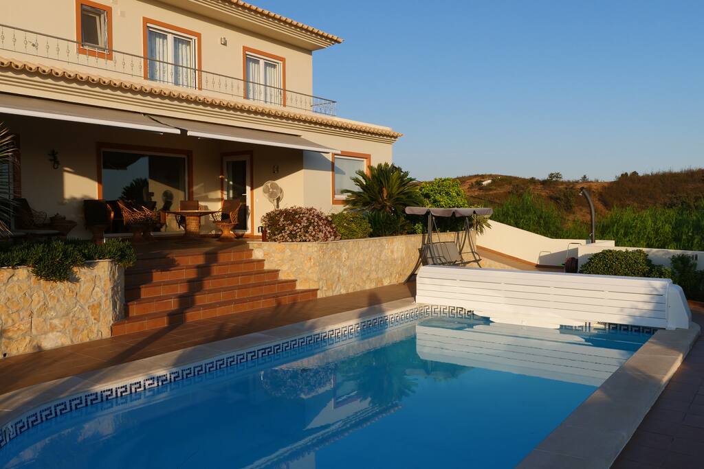 Schaduwterras en verwarmd zwembad / the deck and the heated pool